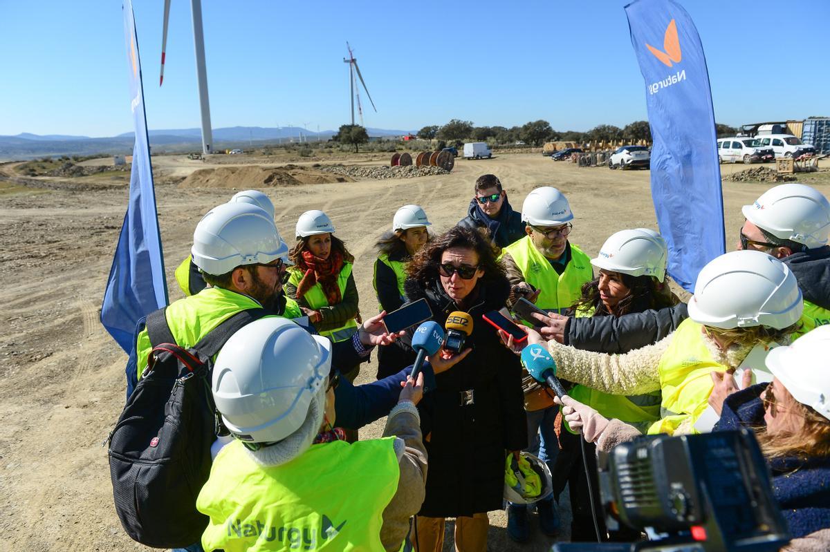 La consejera, en el segundo parque eólico de Plasencia y Extremadura.