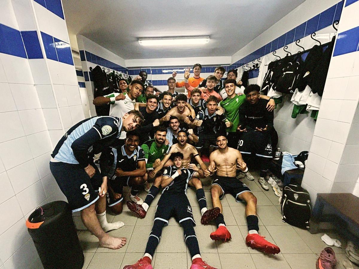Imagen de la celebración de la victoria del Córdoba B, con Diego Tristán Mora en el centro de la imagen detrás de sus compañeros.