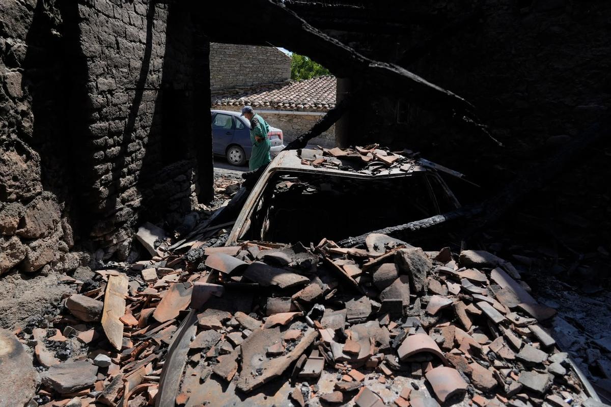 GALERÍA | El paso del fuego por Mámoles arrasa la explotación de Alfredo Fernándes