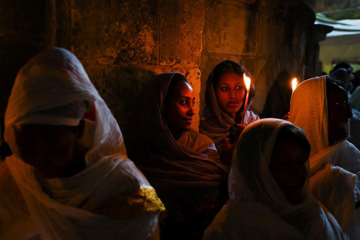 Cristianos ortodoxos celebran “Fuego Sagrado” en Jerusalén. eregrinos cristianos ortodoxos sostienen velas durante la ceremonia del Fuego Sagrado, un día antes de la Pascua ortodoxa, el sábado 15 de abril de 2023 en la Iglesia del Santo Sepulcro en la Ciudad Vieja de Jerusalén, donde muchos cristianos creen que Jesús fue crucificado y enterrado antes de resucitar.