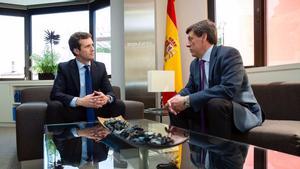 El líder del PP, Pablo Casado, junto a Juan Carlos Quer, el padre de Diana.