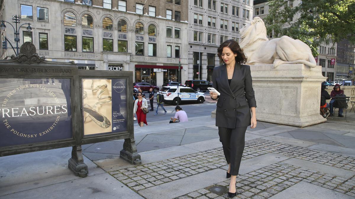 Isabel Díaz Ayuso con el vestido económico de moda en Nueva York.