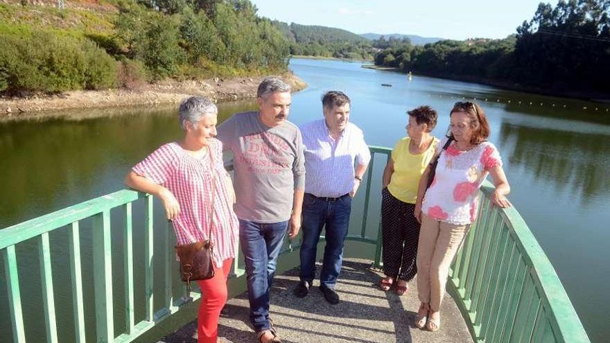 Cinco miembros de la Coordinadora Anti-Encoro, ayer en el embalse de A Baxe. // Noé Parga