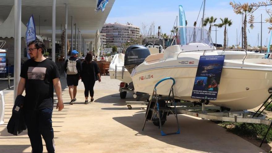 Los visitantes observan algunas embarcaciones en Firanautic desde el paseo Adolfo Suárez.