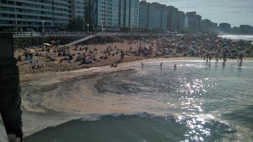 Espumas en la desembocadura del río Piles, en verano.