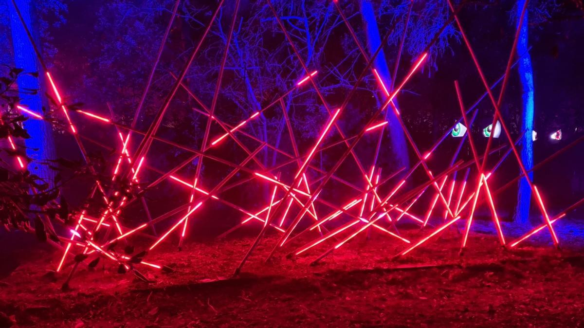 La instalación Incandescencia y, al fondo, los ojos gigantes de las bestias.