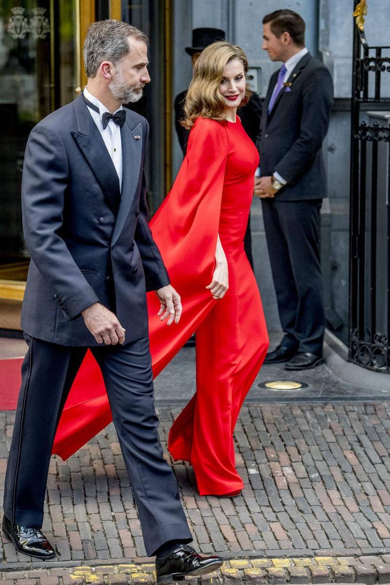 Letizia Ortiz con vestido rojo con capa