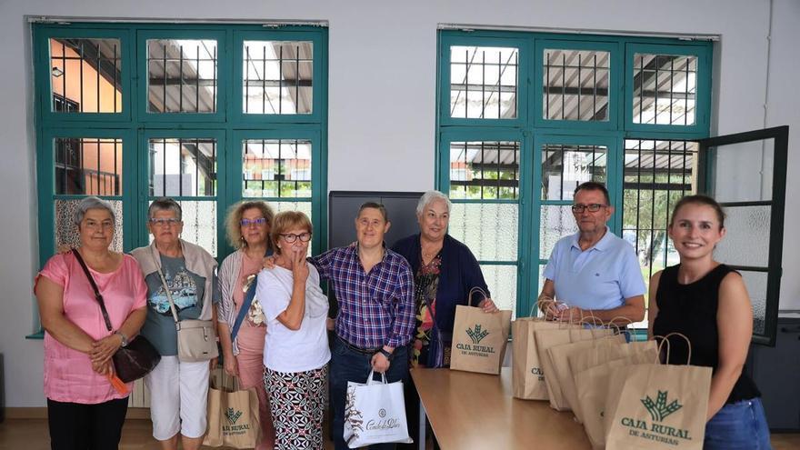 Teatinos, en Oviedo, reparte 700 bollos y confía en superar los 160 kilos de su recogida de alimentos