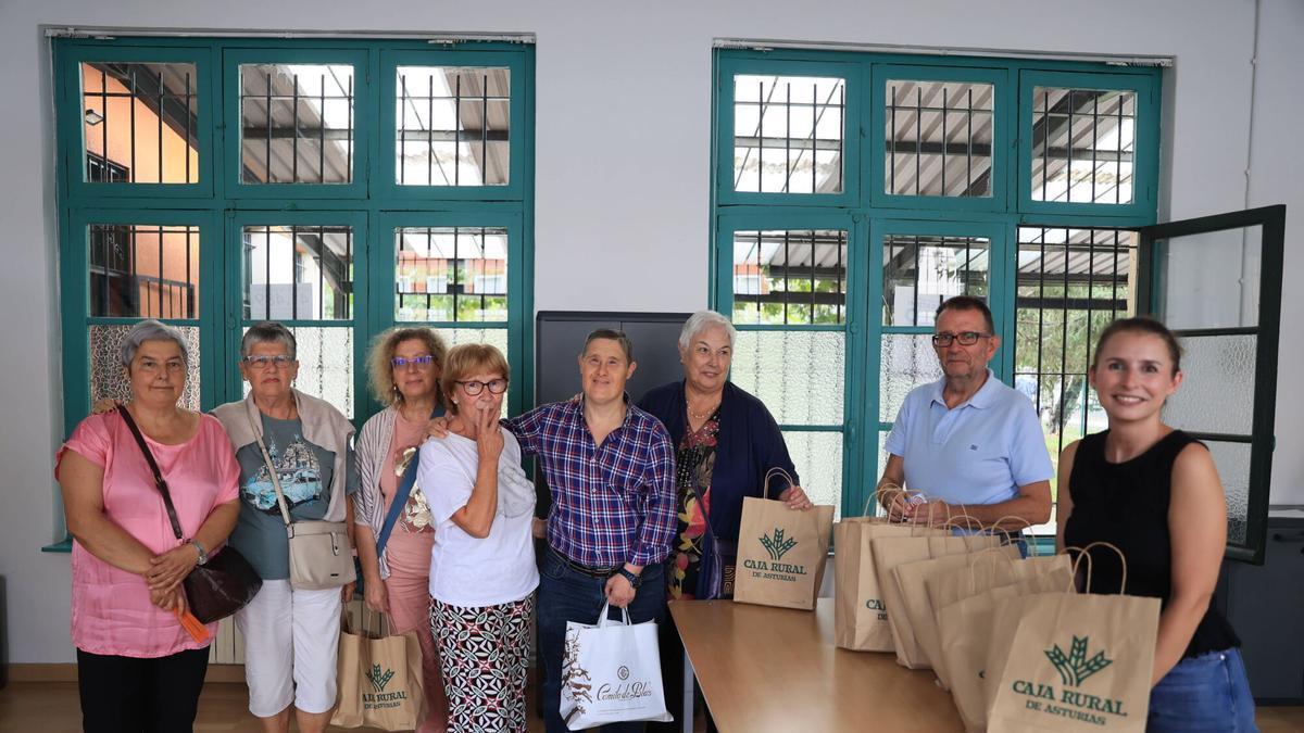 Reparto del bollo durante las fiestas populares de Teatinos.