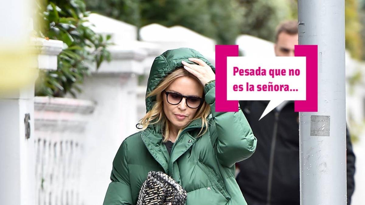 Kylie Minogue paseando con lluvia