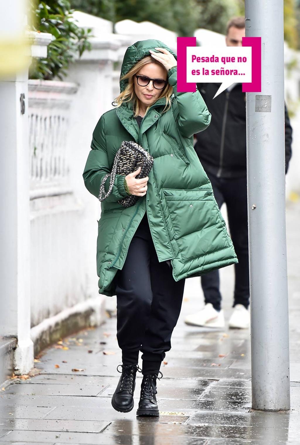 Kylie Minogue paseando con lluvia