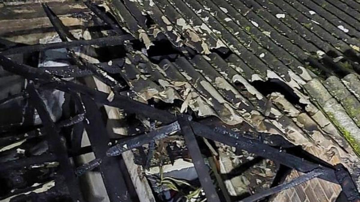 Tejado del edificio calcinado tras el incendio.