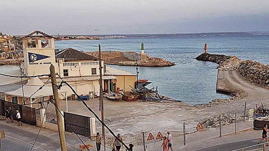 La zona junto al edificio estÃ¡ totalmente despejada, preparada para su conexiÃ³n con el paseo.