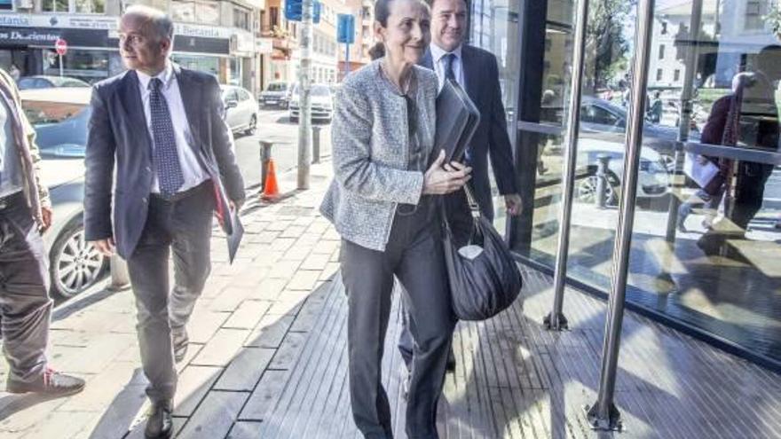 De izda. a dcha., Vicente Magro, Pilar de la Oliva y Juan Carlos Cerón llegan ayer a la reunión.