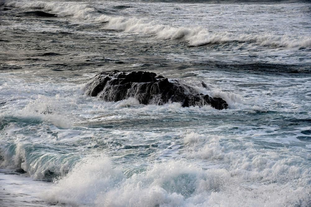 La alerta naranja continúa en el mar. El acceso a las playas y a la torre de Hércules permanece restringido.