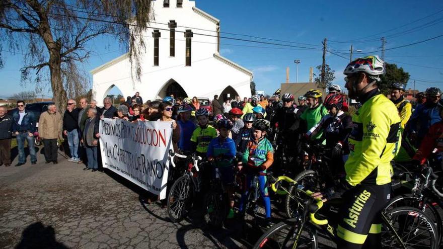 Los vecinos de Ranón y los participantes en la marcha ciclista, delante de la iglesia.