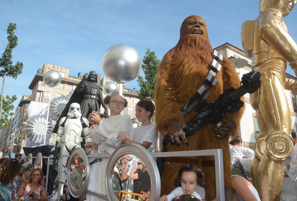 Carrozas y serpentinas llenan de color las calles de Pontevedra - La Bella y la Bestia y los Minnions, protagonistas de una Batalla de Flores que contó con la presencia de numeroso público