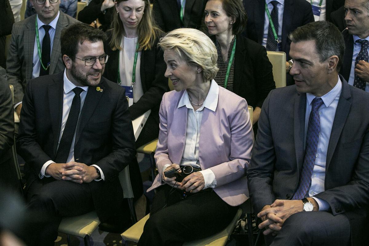 Imagen de archivo de Pere Aragonès, Ursula von der Leyen y Pedro Sánchez.