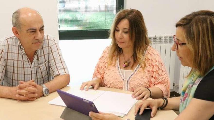 Los profesores José María Vecilla (izquierda), Rocío Ferrero y Berta Herrero.