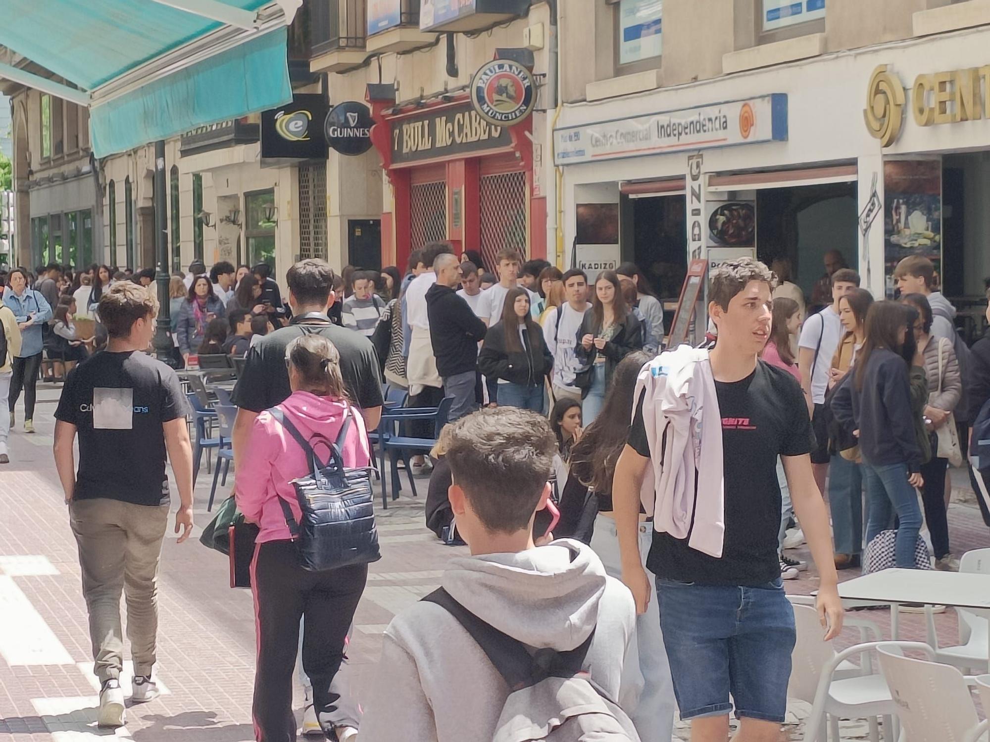 De calle Cádiz a plaza España: miles de jóvenes hacen fila para comprar las entradas de Espacio Zity en Zaragoza