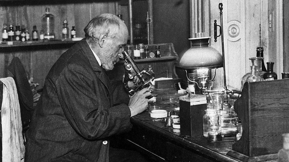 Cajal, en una de las imágenes más conocidas, cuando ya era un conocido investigador.  | EL PERIÓDICO
