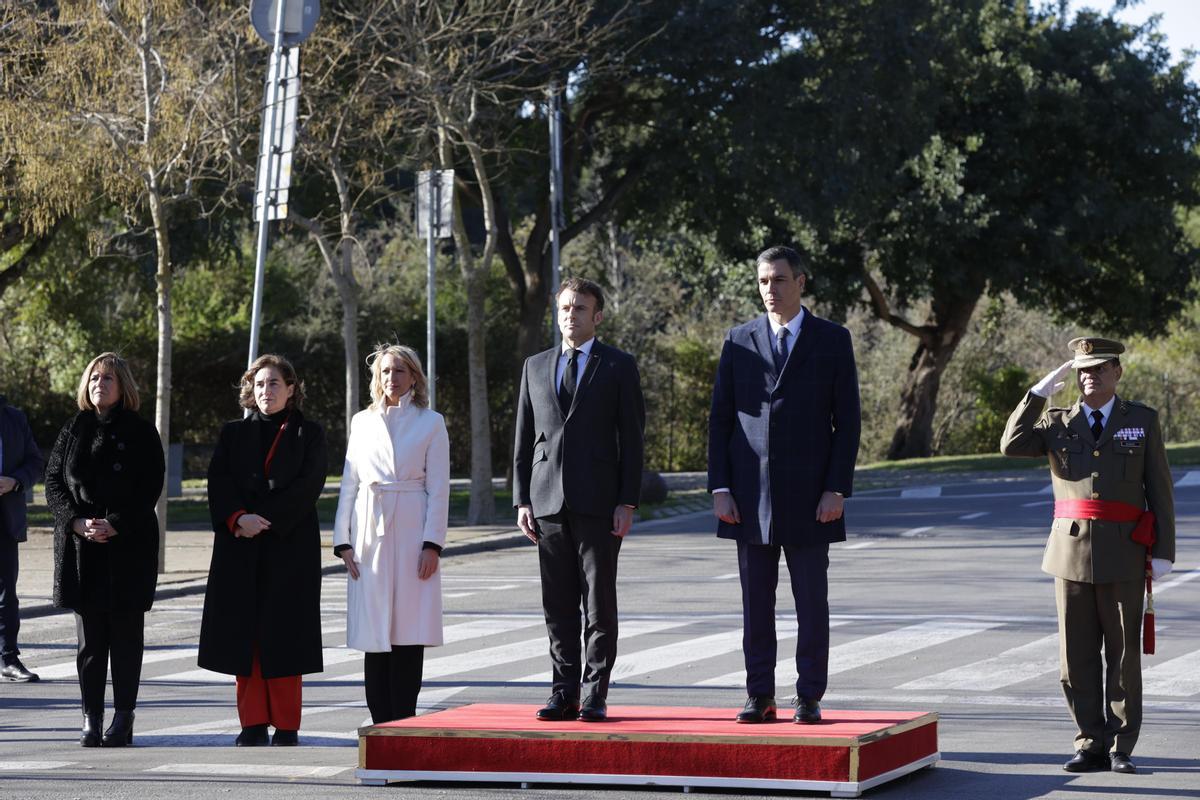 Pedro Sánchez y Emmanuel Macron, al inicio de la cumbre entre España y Francia que se celebra en Barcelona. A su lado, la delegada del Gobierno en Catalunyt, Maria Eugènia Gay Rosell, y la alcaldesa de Barcelona, Ada Colau.
