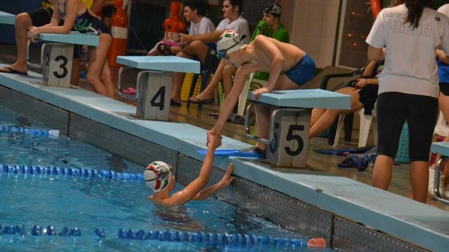 Dos nadadores estradenses, durante la competición.