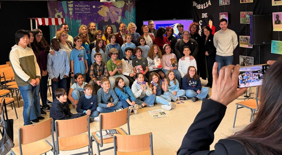 Alumnado do CEIP O Pombal, con familiares e membros da RAG.