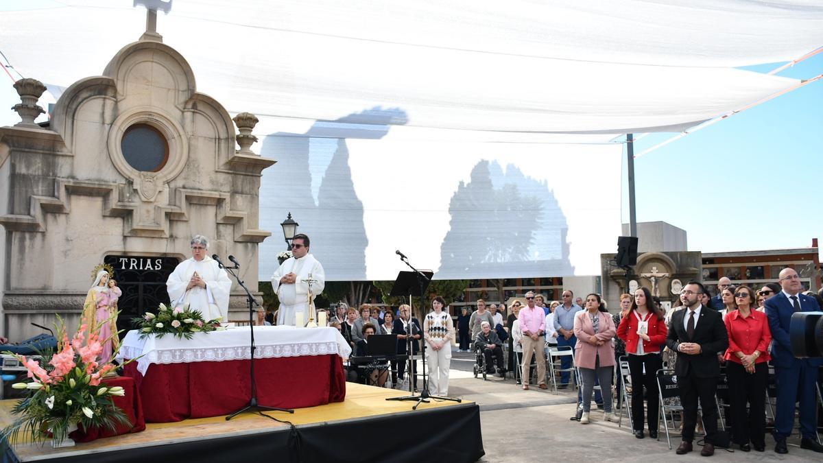 Juan Agost y Sergio Mendoza han oficiado la misa en el cementerio de Vila-real.