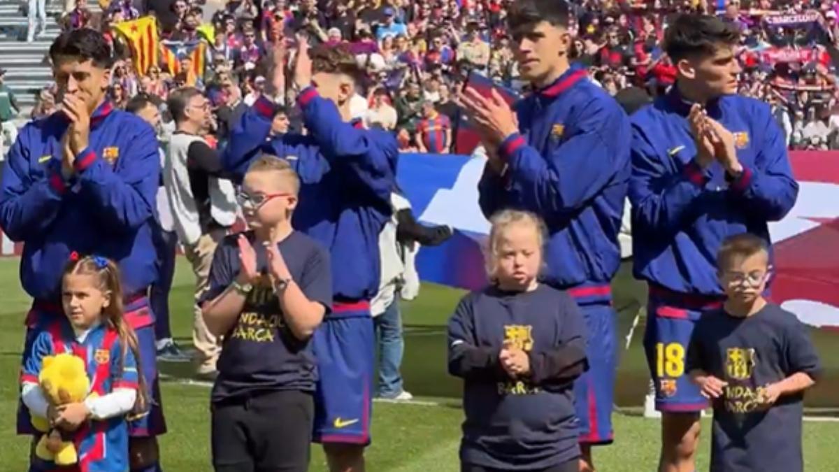 El Barça sale al campo con niños y niñas con el dorsal 21 por el Día del Síndrome de Down