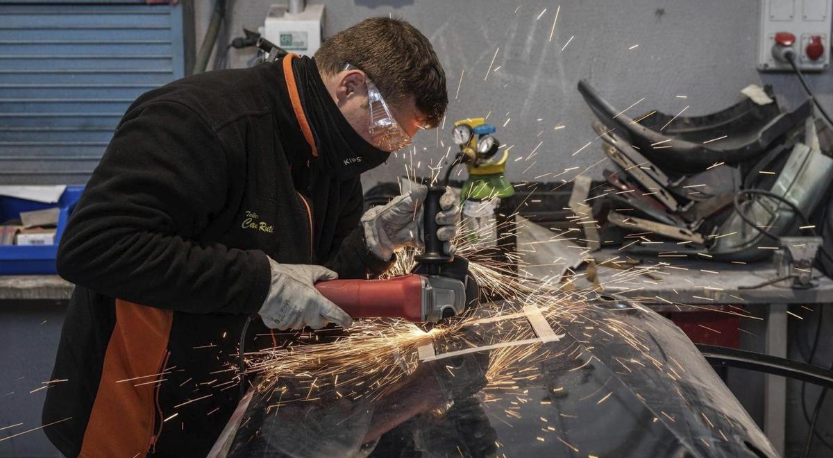 Un alumno de un ciclo de FP manejando una herramienta durante una sesion práctica.