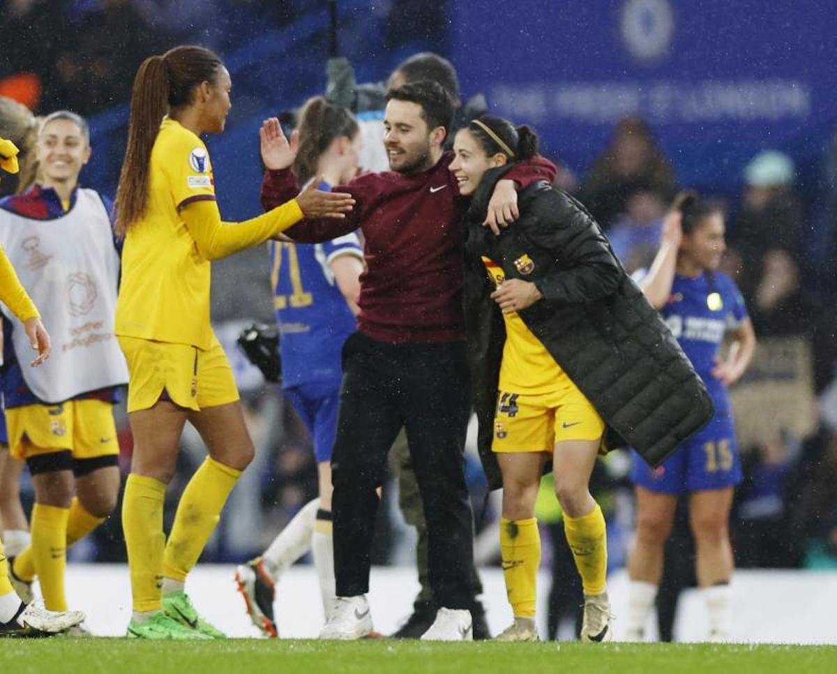 El entrenador de Barcelona Jonatan Giraldez celebra después del partido con Salma Paralluelo del FC Barcelona y Aitana Bonmati