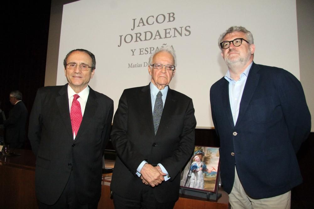 De izquierda a derecha, Javier Moll, presidente de Prensa Ibérica Media, Matías Díaz Padrón, presidente de honor del Instituto Moll, y Miguel Falomir, director del Museo del Prado