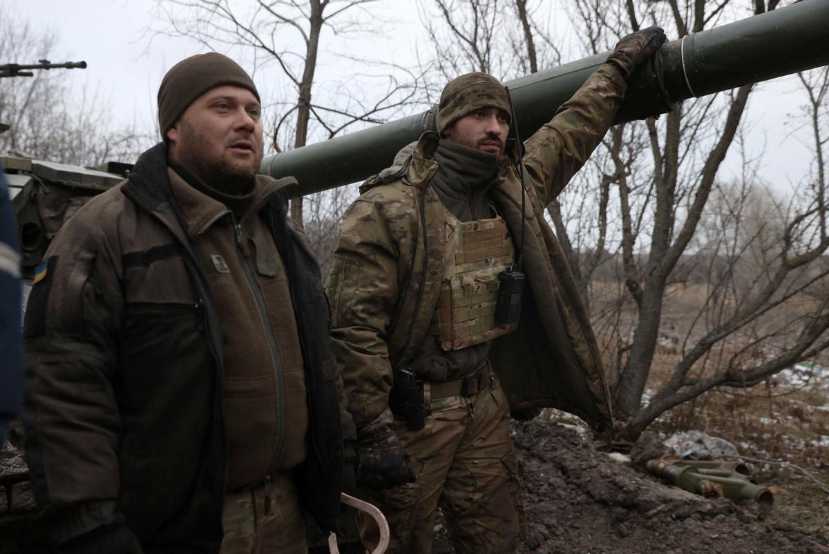 Militares ucranianos cerca de la línea del frente cerca de Kreminna, región de Lugansk, el 12 de enero de 2023, en medio de la invasión rusa de Ucrania.