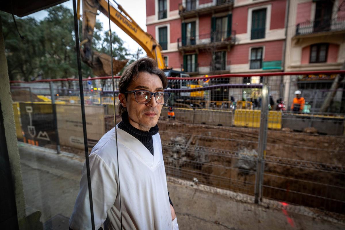Barcelona 13/02/2026 Barcelona. Comerciantes afectados por las obras del colector de Poble-sec,que hace años que duran,se quejan de pérdida de clientes y de ingresos, despidos de trabajadores, cierre de negocios... - En la foto,Javier en su carnicería afectada por estas obras. AUTOR: JORDI OTIX