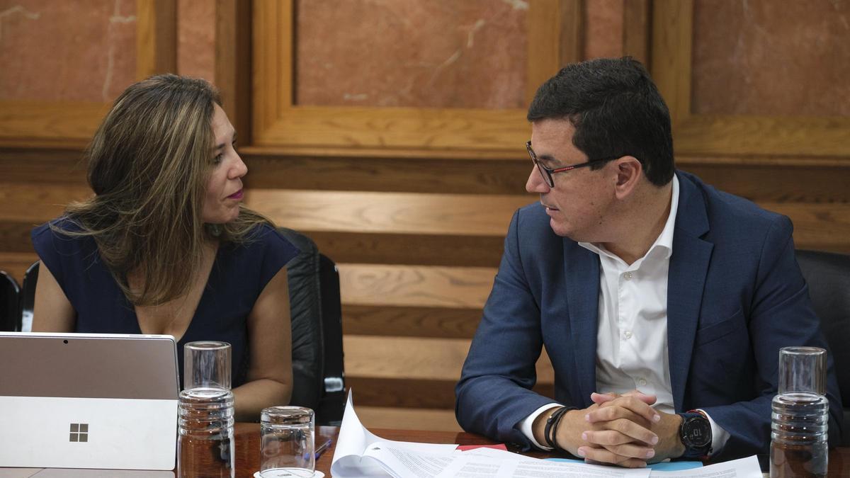 Jéssica de León con Pablo Rodríguez en el Consejo de Gobierno de este lunes.