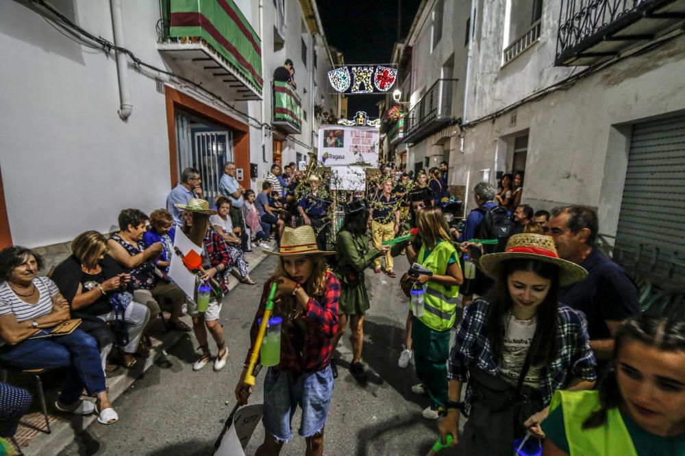 Desfile de la Nit de l'Olla de Benilloba.