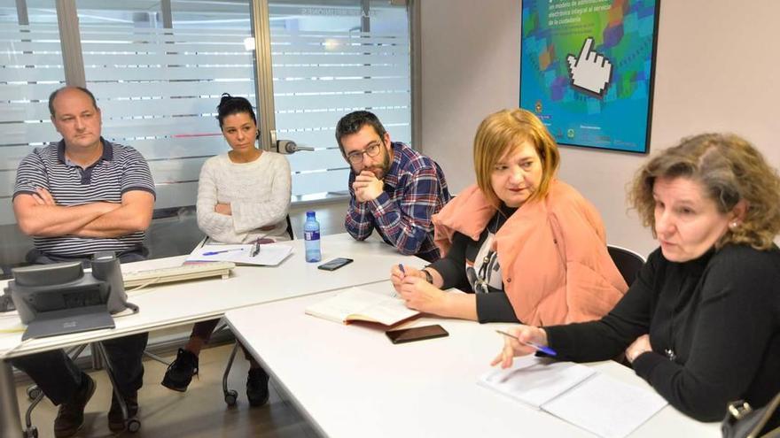 Técnicos de los ayuntamientos de Ermua y de Avilés, ayer, con Manuel Campa en el centro de la imagen, durante la reunión de trabajo que tuvieron en la ciudad.