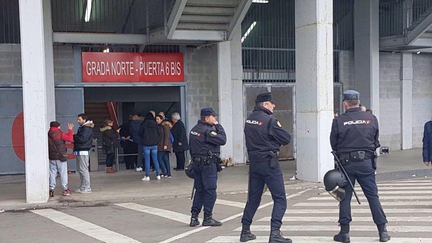 Dos aficionados del Depor, detenidos por provocar altercados a las puertas de El Molinón