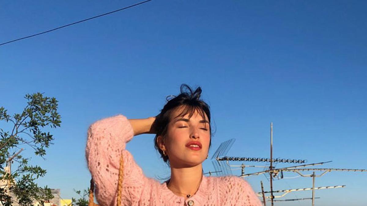 Look de Jeanne Damas con cárdigan rosa