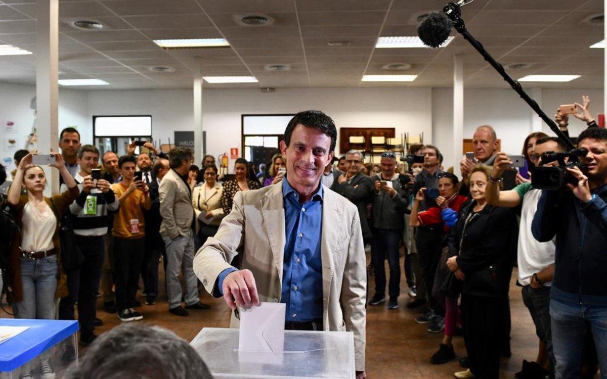 Manuel Valls vota en Barcelona.