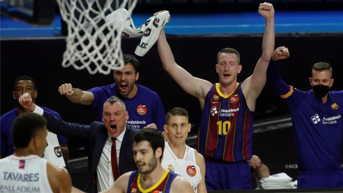 Jasikevicius celebra una acción de su equipo durante el partido