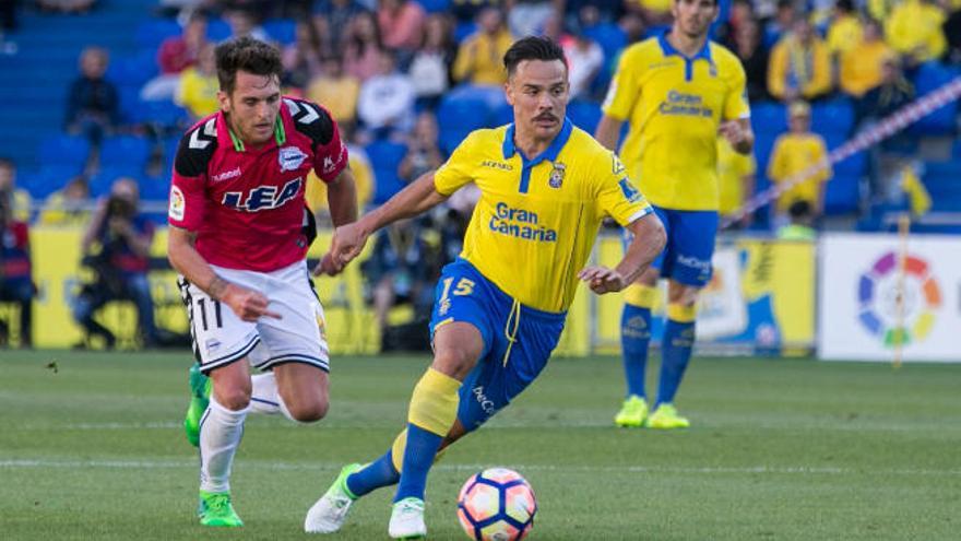 Roque Mesa durante uno de los partidos de la UD Las Palmas en la presente temporada