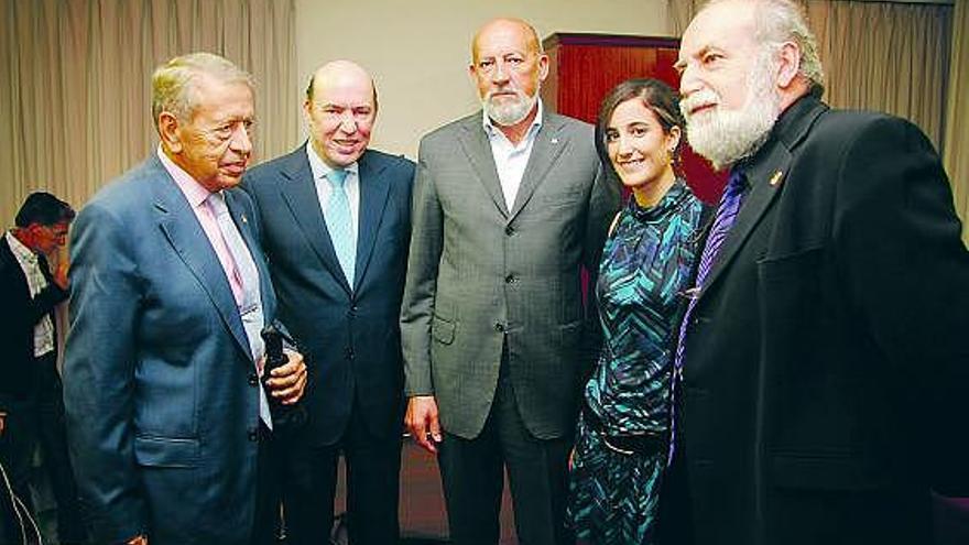 Por la izquierda, José Miguel Fernández, Pablo Menéndez, Justo Vilabrille, Elena Ferreras y Juan José García Rúa.