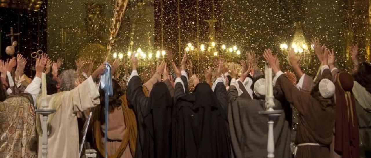 La lluvia de oropel sobre los cantores del Misteri.