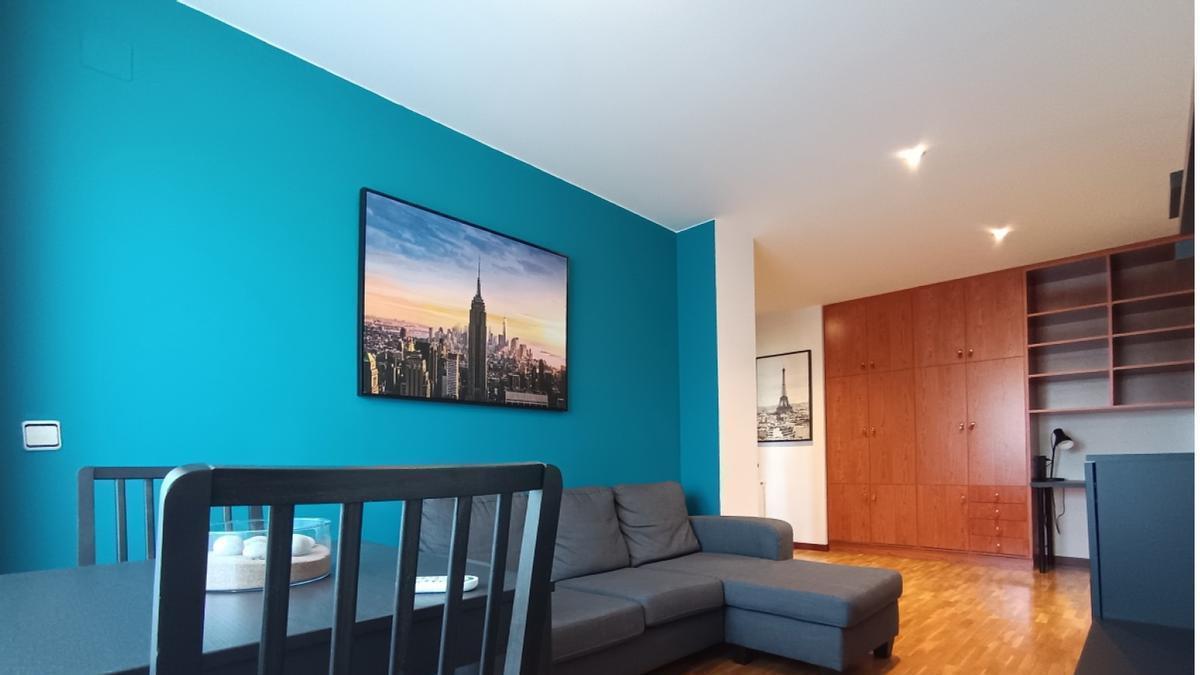 El salón del apartamento de Jove que se anuncia.