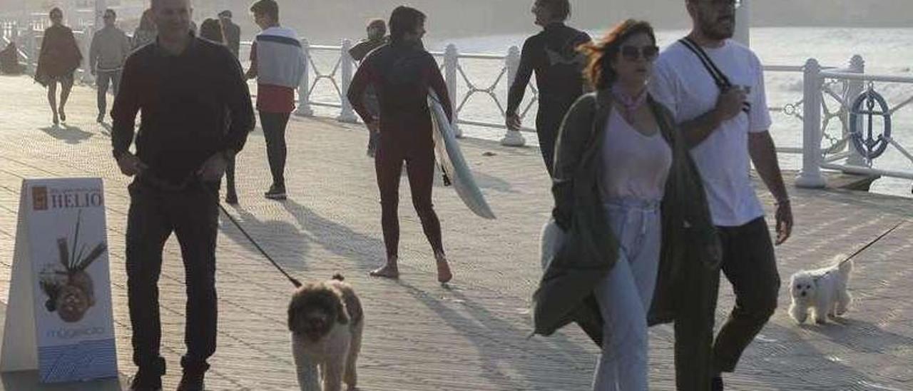 Ambiente, ayer por la tarde, en la playa de Salinas, en Castrillón.