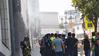 Alarma en Oviedo por un incendio en una sidrería del Gran Bulevar El Vasco: clausurados por prevención el supermercado, bazar y gimnasio del complejo