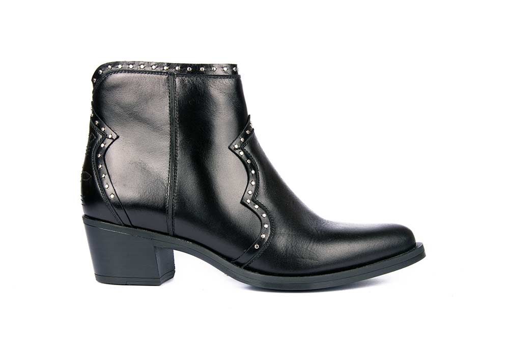 Abotinado con tachuelas de UNISA. (Precio: 145 euros)