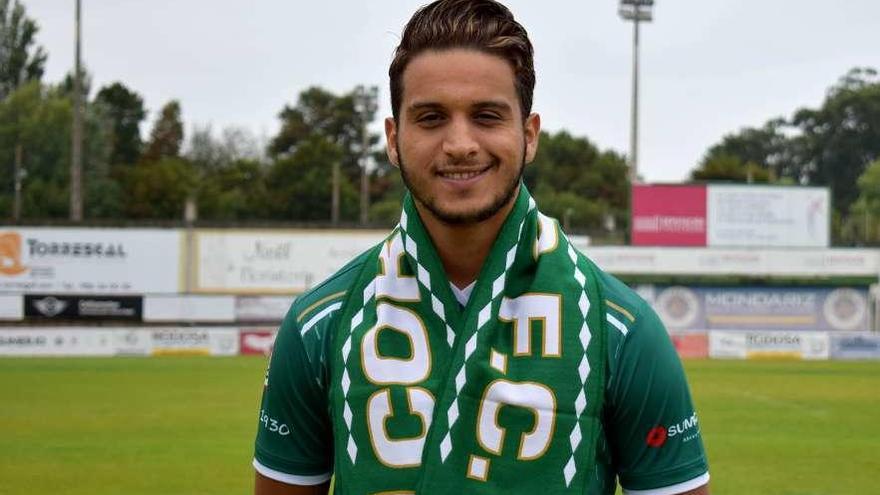 Youssef, nuevo jugador del Coruxo, ayer en el campo de O Vao tras firmar su contrato. // R.R.